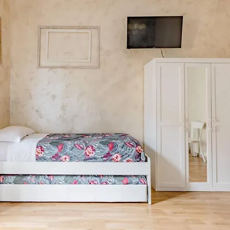 Deluxe Rooms And One Chilling Jacuzzi Suite Guesthouse